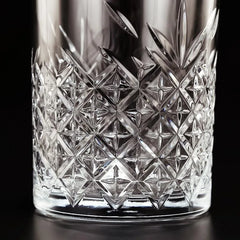 Gros plan sur les motifs en losanges taillés à la main dans le verre à mélange