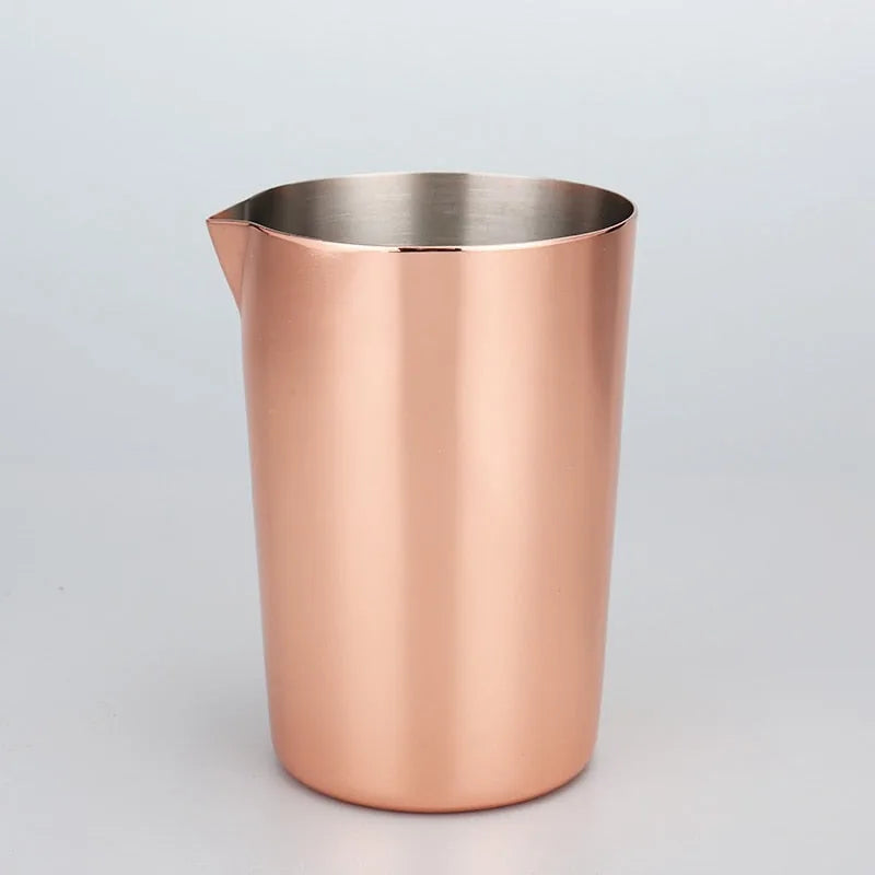 Verre à mélange en cuivre vide, vu de face sur fond gris clair, laissant apparaître l'intérieur en inox brossé