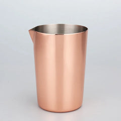 Verre à mélange en cuivre vide, vu de face sur fond gris clair, laissant apparaître l'intérieur en inox brossé