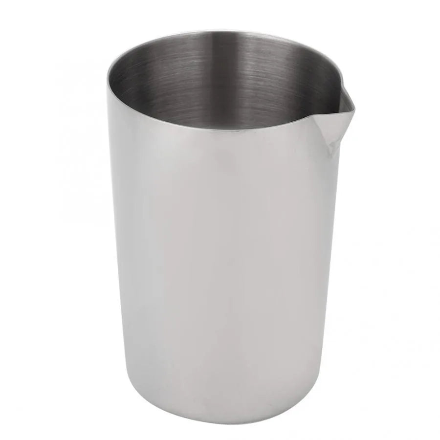 Verre à mélange cocktail en inox vide, vue de face sur fond blanc