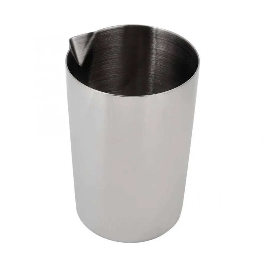 Verre à mélange cocktail en inox vide, vu de trois-quarts debout sur fond blanc