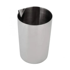 Verre à mélange cocktail en inox vide, vu de trois-quarts debout sur fond blanc