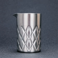 Verre à mélange en inox sur fond gris anthracite texturé, vue de présentation