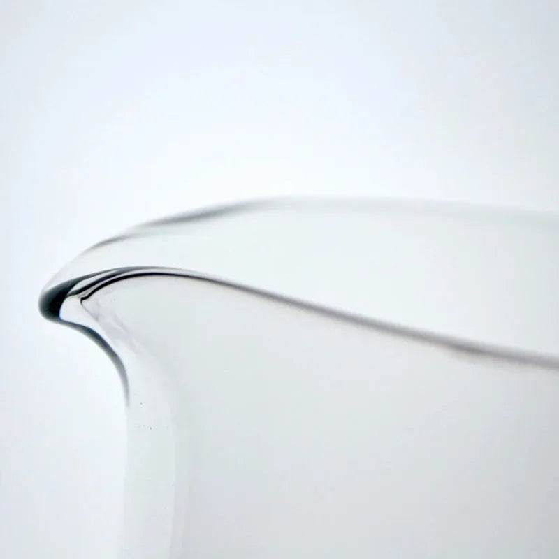 Détail macro du bec verseur effilé du verre à mélange japonais en cristal