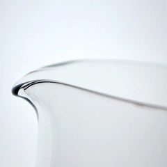 Détail macro du bec verseur effilé du verre à mélange japonais en cristal