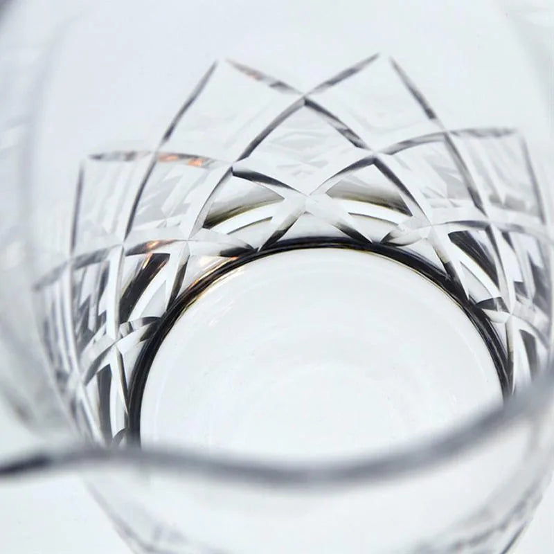 Gros plan sur les motifs en losanges taillés à l'intérieur du verre à mélange japonais