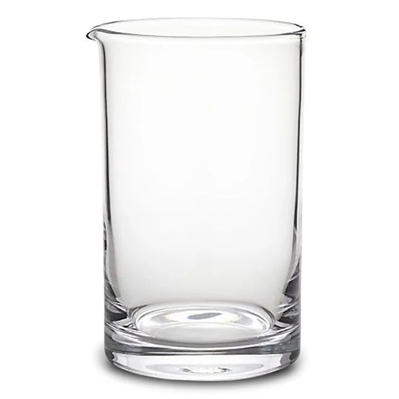 Verre à mélange en verre transparent, vide, présenté sur fond blanc avec son bec verseur caractéristique.