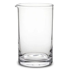 Verre à mélange en verre transparent, vide, présenté sur fond blanc avec son bec verseur caractéristique.