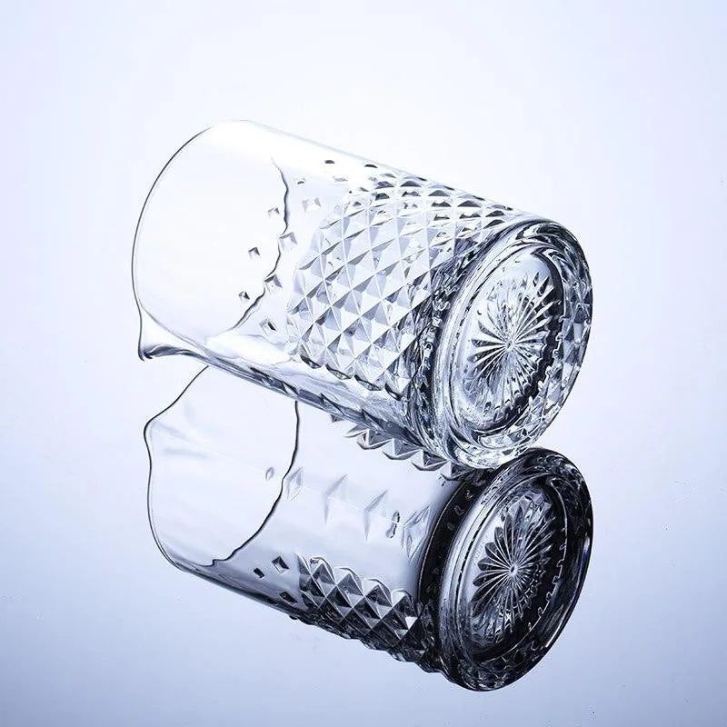 Gros plan sur le fond étoilé du verre à mélange posé sur le côté, détail de la taille diamant