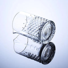 Gros plan sur le fond étoilé du verre à mélange posé sur le côté, détail de la taille diamant