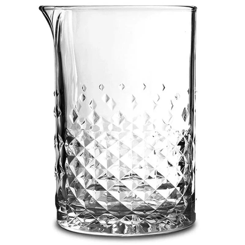 Verre à mélange pour cocktail vide, vu de face sur fond blanc, avec motif en taille diamant