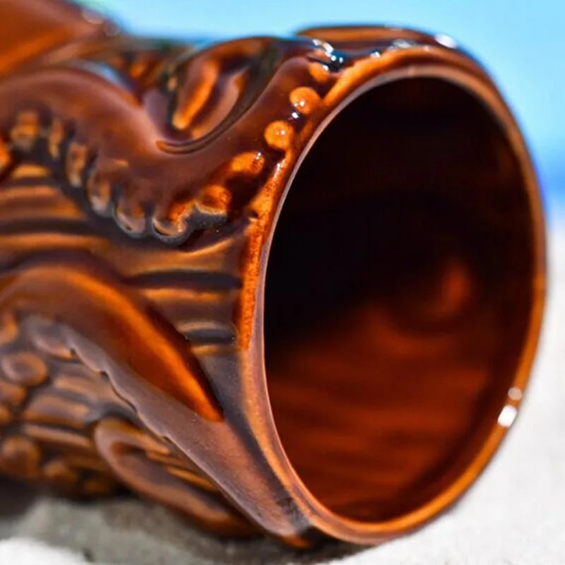 Gros plan sur l'ouverture du verre à rhum Tiki, mettant en valeur le relief sculpté des tentacules près du bord