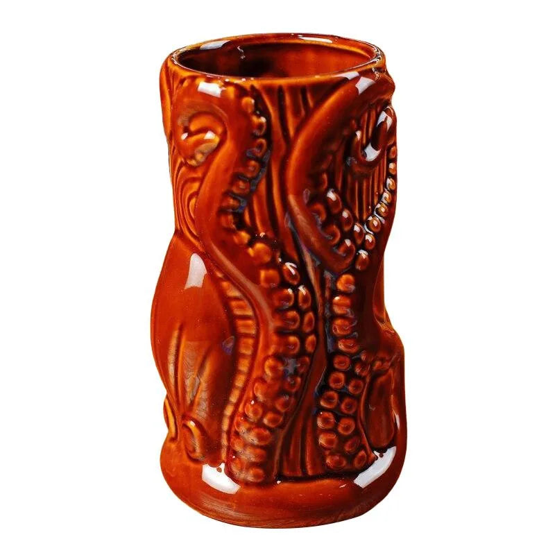 Verre à rhum Tiki en céramique avec relief de tentacules de poulpe, photographié sur fond blanc