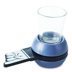 Verre à shot à roulette avec base bleue et flèche en forme de main, packshot sur fond blanc