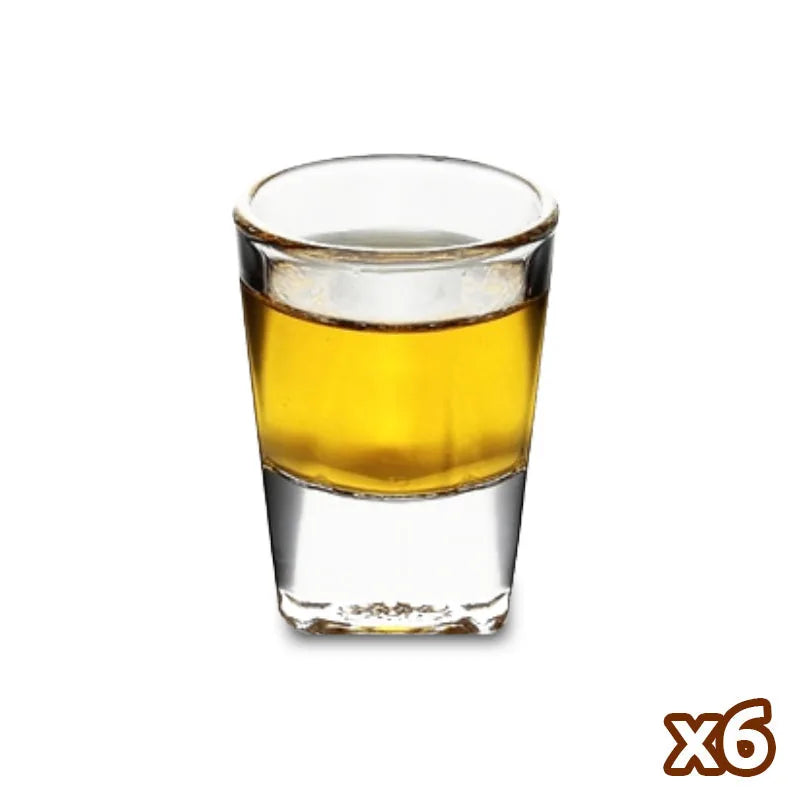 Verre à shot à fond carré rempli d'une liqueur dorée, photographié seul sur fond blanc.
