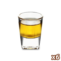 Verre à shot à fond carré rempli d'une liqueur dorée, photographié seul sur fond blanc.