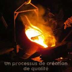 Coulée de métal en fusion illustrant un processus de fabrication artisanal de qualité.