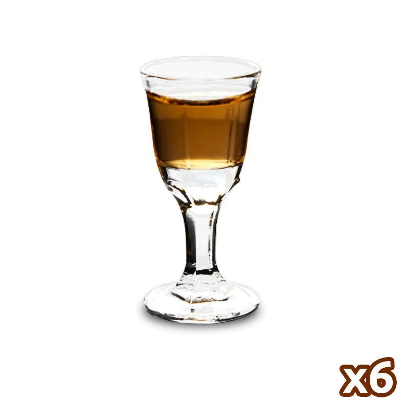Verre à shot à pied pour rhum rempli d'une dose ambrée, photographié seul sur fond blanc.