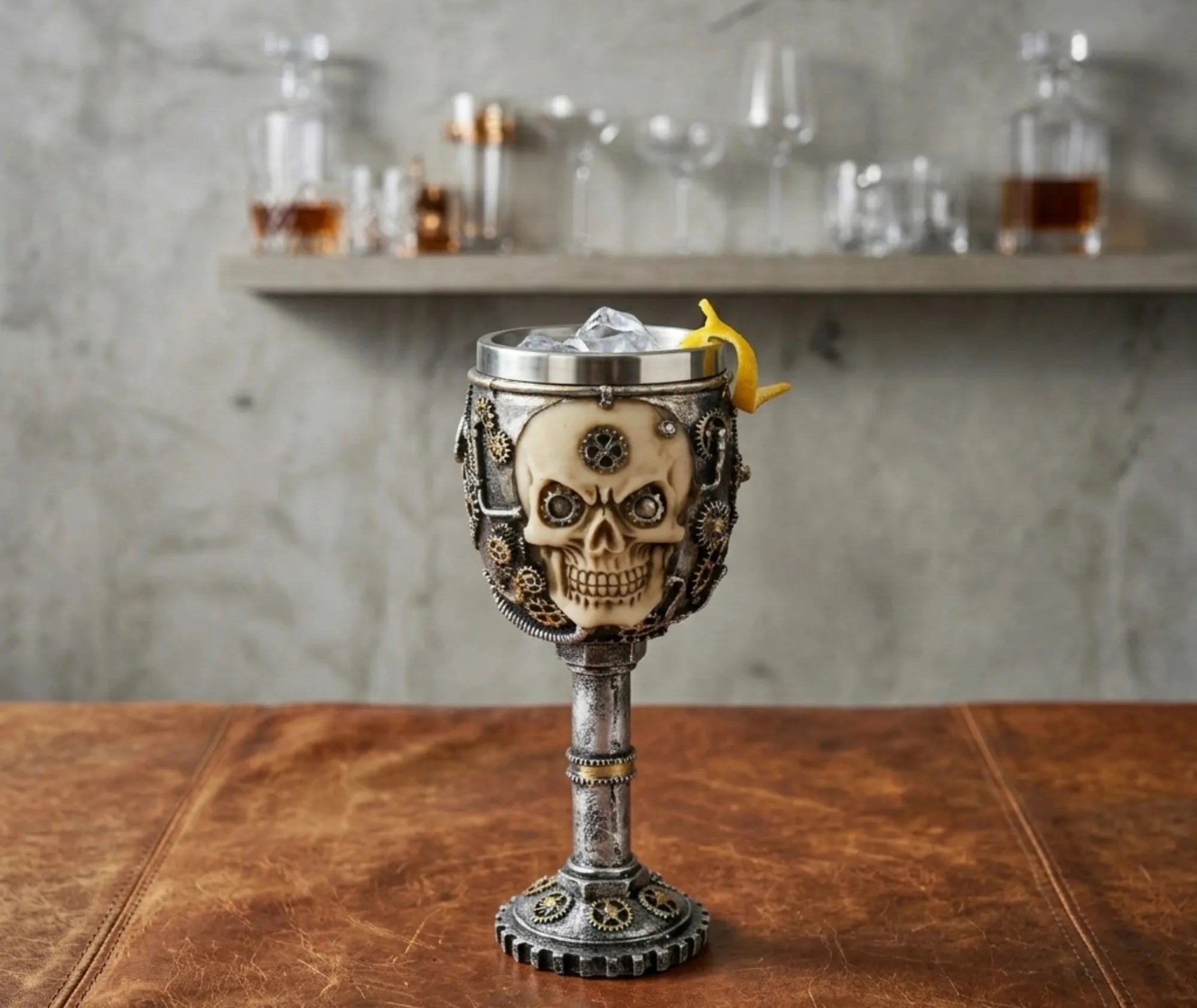 Verre à vin tête de mort posé sur un comptoir de bar, rempli de glaçons et garni d'un zeste de citron