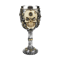 Verre à vin tête de mort steampunk avec engrenages, présenté sur fond blanc