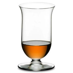 Verre à whisky à pied Riedel photographié en packshot sur fond blanc, rempli de whisky ambré.