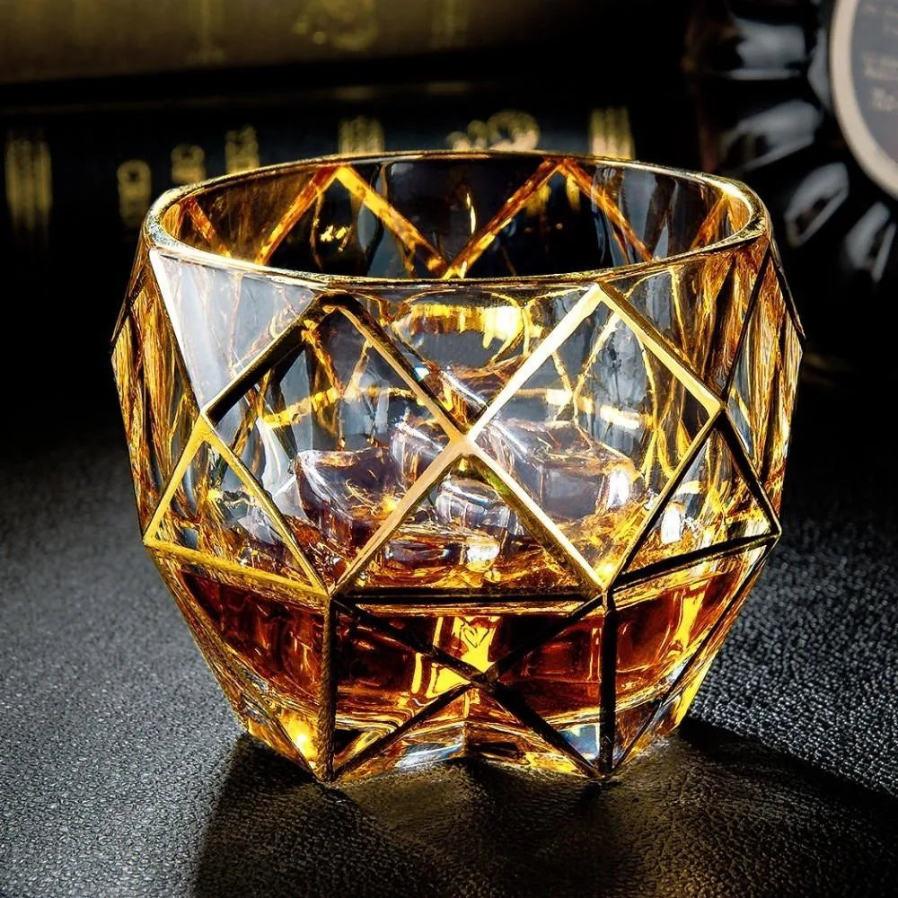 Verre à whisky de luxe rempli avec glaçons, posé sur une table sombre en ambiance bar