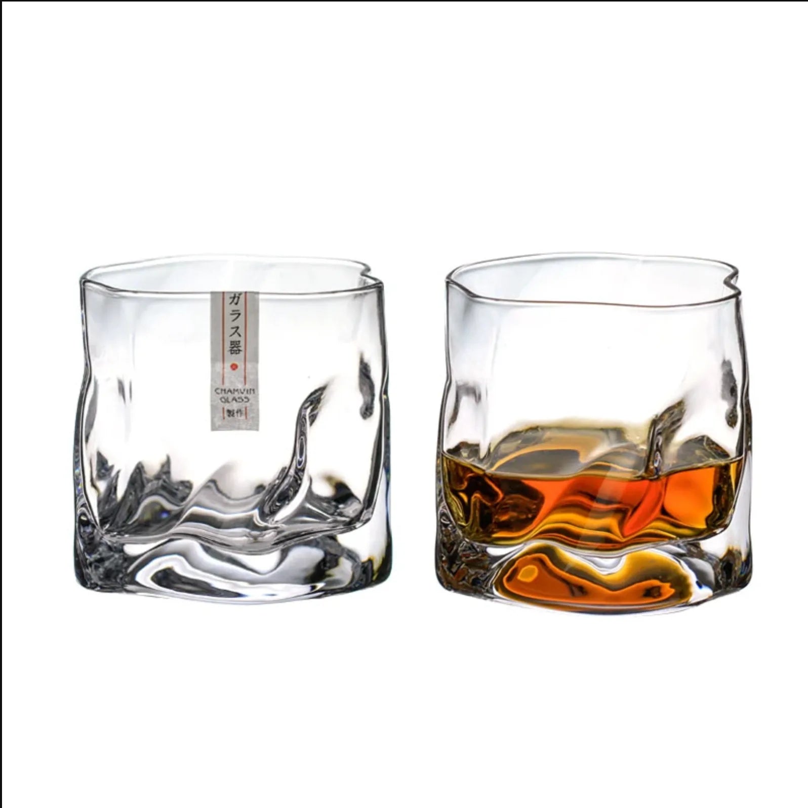 Duo de verres à whisky japonais côte à côte, l'un vide avec son étiquette d'origine, l'autre rempli de whisky ambré, sur fond blanc.