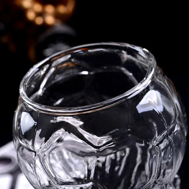 Gros plan sur le bord du verre Coupe du Monde avec relief ballon de football gravé