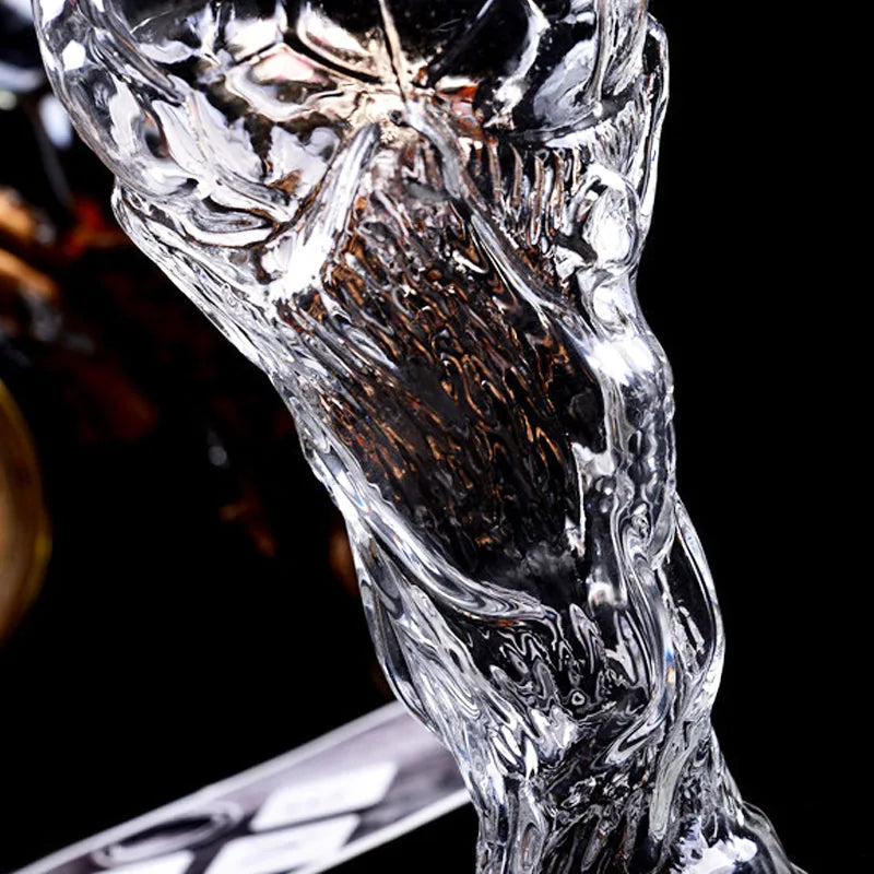 Gros plan sur le pied sculpté du verre Coupe du Monde, relief façon trophée doré