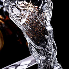 Gros plan sur le pied sculpté du verre Coupe du Monde, relief façon trophée doré