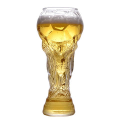 Verre à cocktail forme Coupe du Monde rempli de bière blonde mousseuse, packshot fond blanc