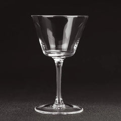 Verre à cocktail coupe vintage vide photographié de face sur fond noir.