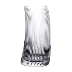 Verre à cocktail courbé transparent avec design strié, photographié seul sur fond blanc