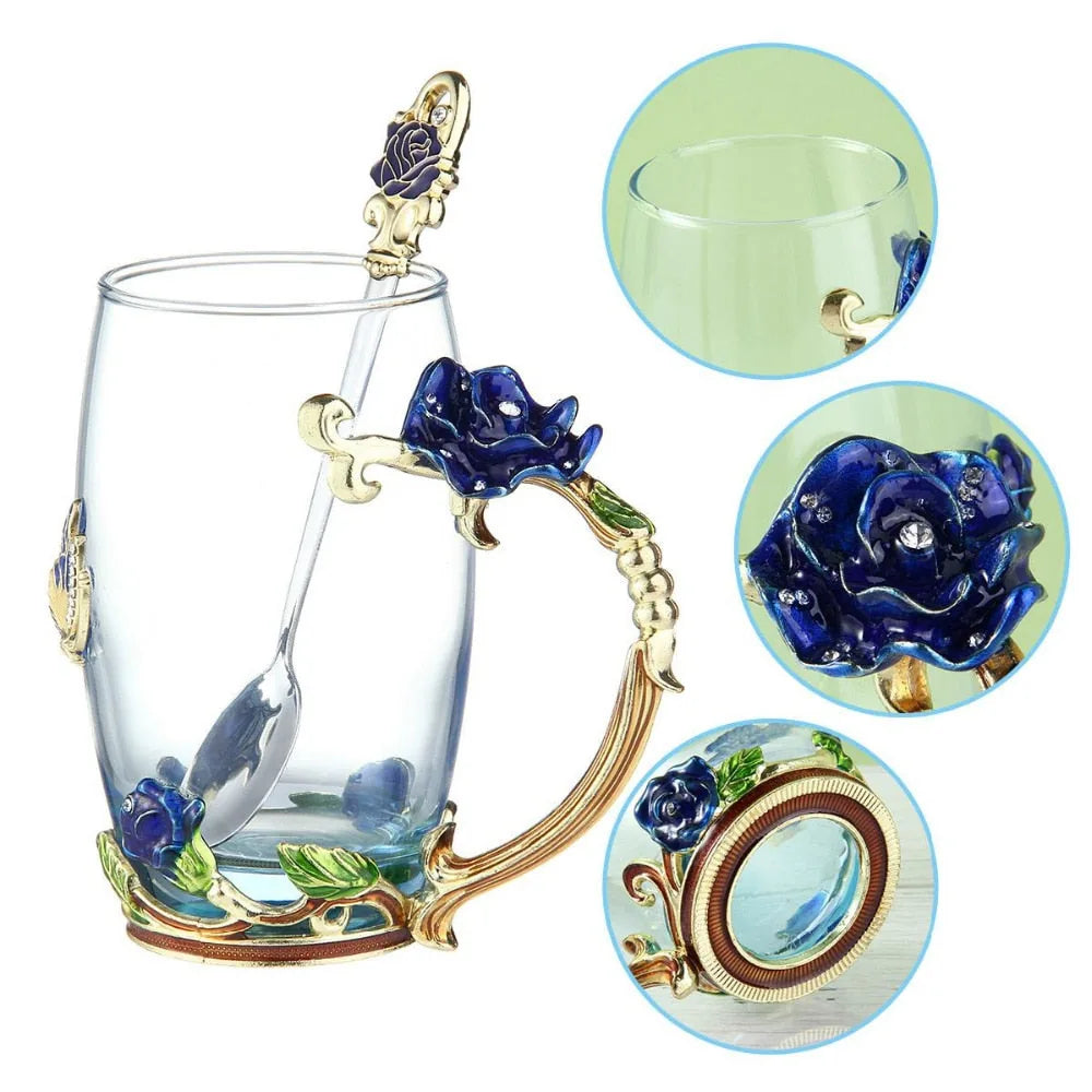 Vue détaillée du verre à cocktail féerique bleu avec zooms sur le bord, la fleur émaillée et le socle du pied