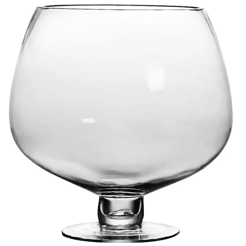 Verre à cocktail géant vide, vue de face sur fond blanc