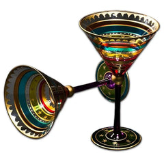 Duo de verres à cocktail martini à dorures colorées, l'un couché révélant l'intérieur, sur fond blanc