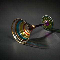 Verre à cocktail martini à dorures couché sur fond sombre dégradé avec reflets colorés