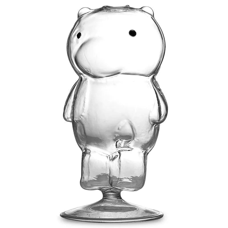 Verre à cocktail en forme d'ours vide sur fond blanc, vue de face