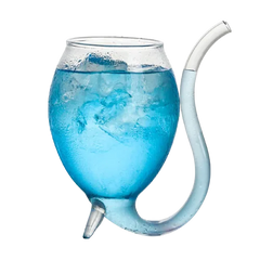 Verre à cocktail avec paille en verre intégrée, coloris bleu, rempli de glaçons et d'une boisson bleue, sur fond blanc