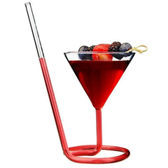 Verre à cocktail avec paille intégrée rouge, rempli d'une boisson rouge garnie de fraise et de baies, sur fond blanc