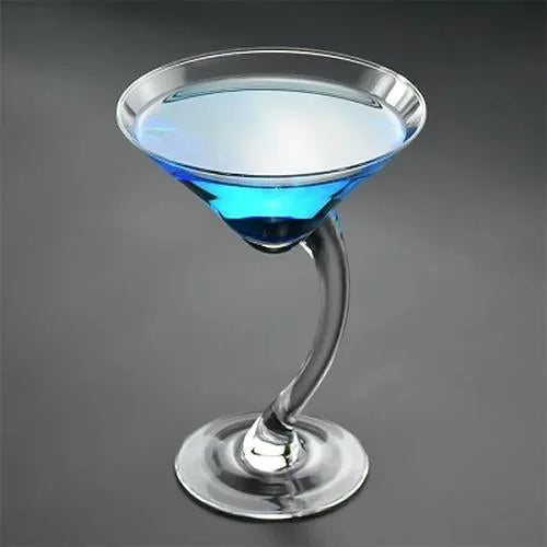 Verre à cocktail pied courbé rempli d'un cocktail bleu, avec un pied incurvé en verre transparent, sur fond gris.