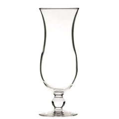 Verre à cocktail Piña Colada vide sur fond blanc