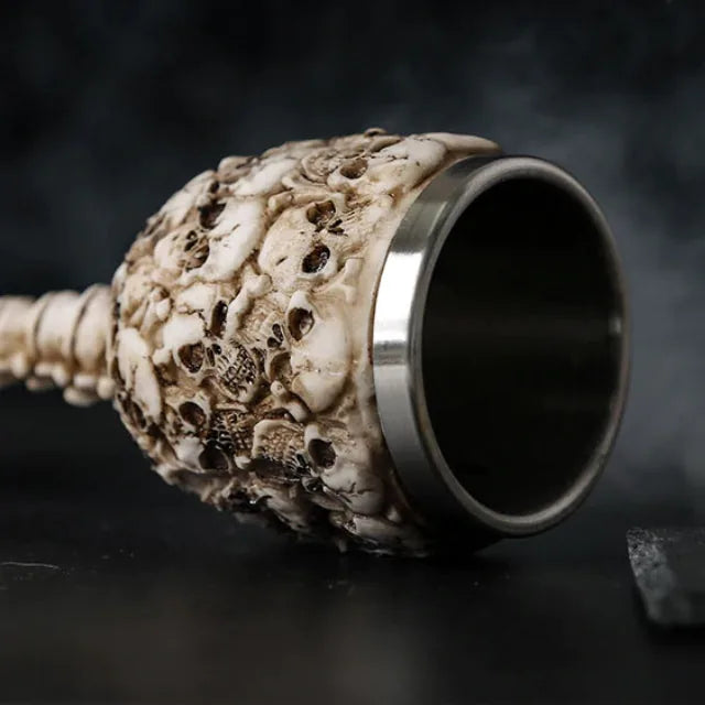 Macro du verre à cocktail Tête de Mort couché, détail du bord intérieur en inox sur fond noir enfumé
