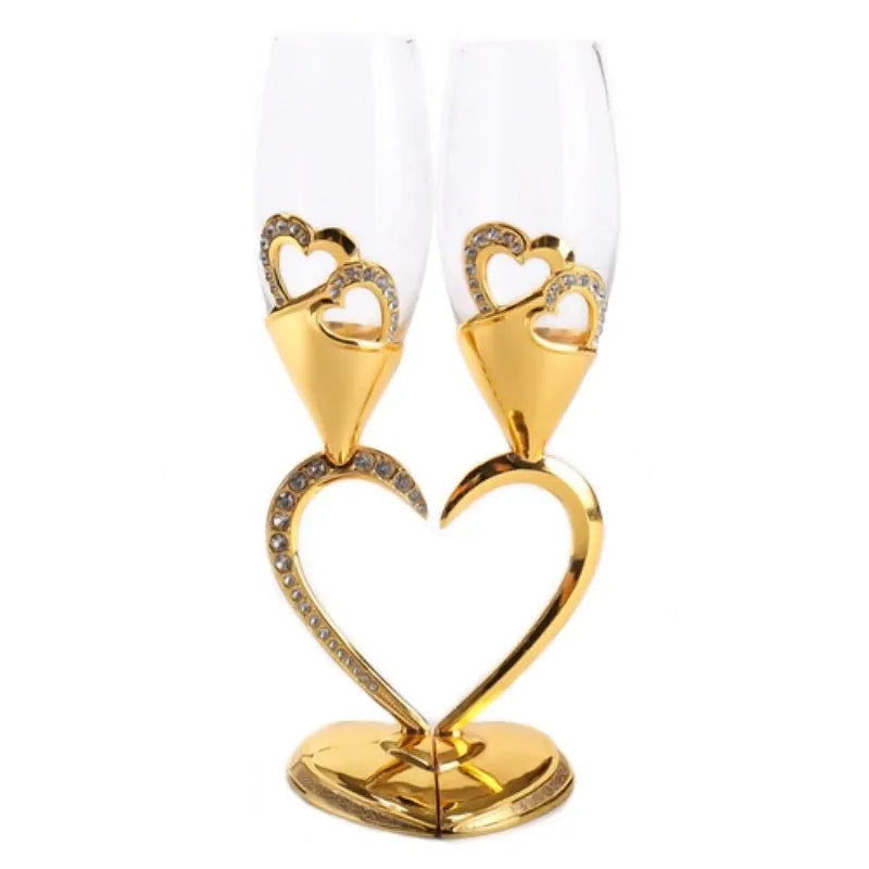 Paire de verres à cocktail avec support en forme de cœur doré serti de strass, sur fond blanc