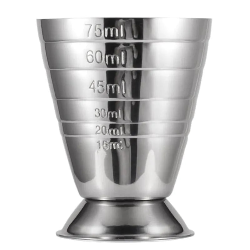 Verre doseur à cocktail en acier inoxydable avec graduations de 15 à 75 ml, photographié sur fond blanc.