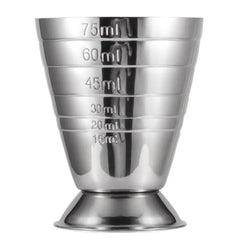 Verre doseur à cocktail en acier inoxydable avec graduations de 15 à 75 ml, photographié sur fond blanc.