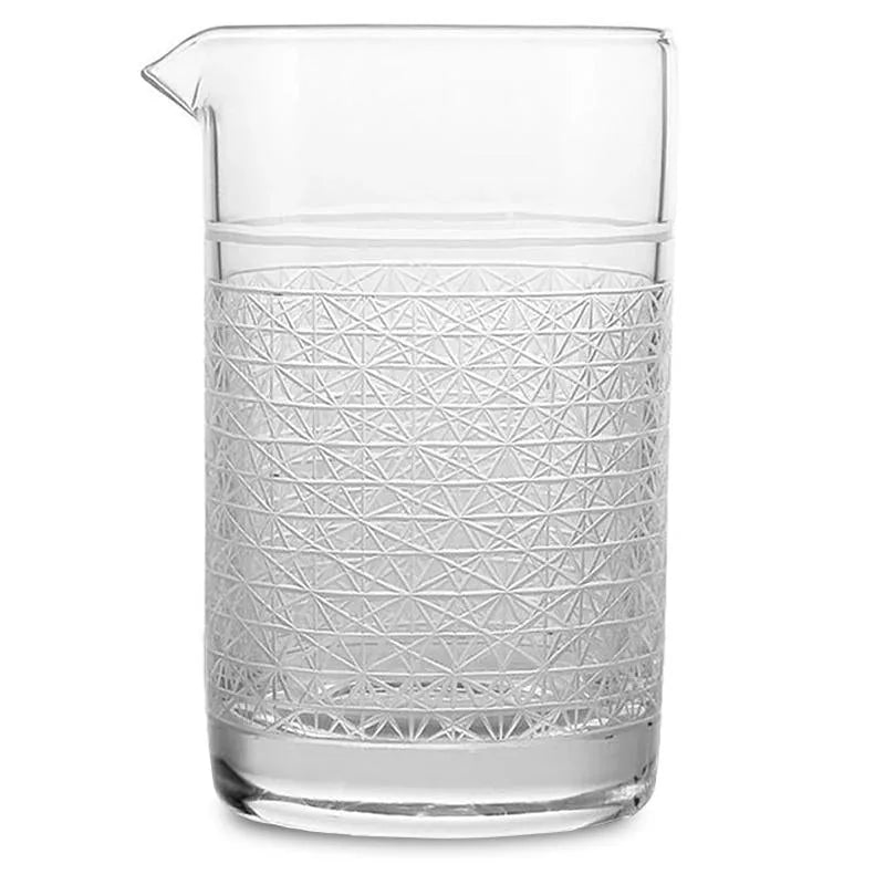 Verre à mélange pour cocktail avec bec verseur et motif géométrique gravé, photographié de face sur fond blanc.