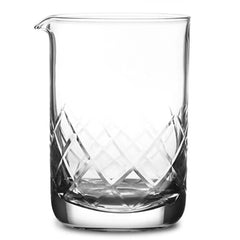 Verre mélangeur à cocktail vide sur fond blanc, avec motif en losanges taillés