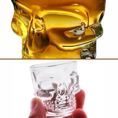 Collage montrant un gros plan du visage sculpté du verre rempli d'alcool ambré et une main tenant le verre vide.