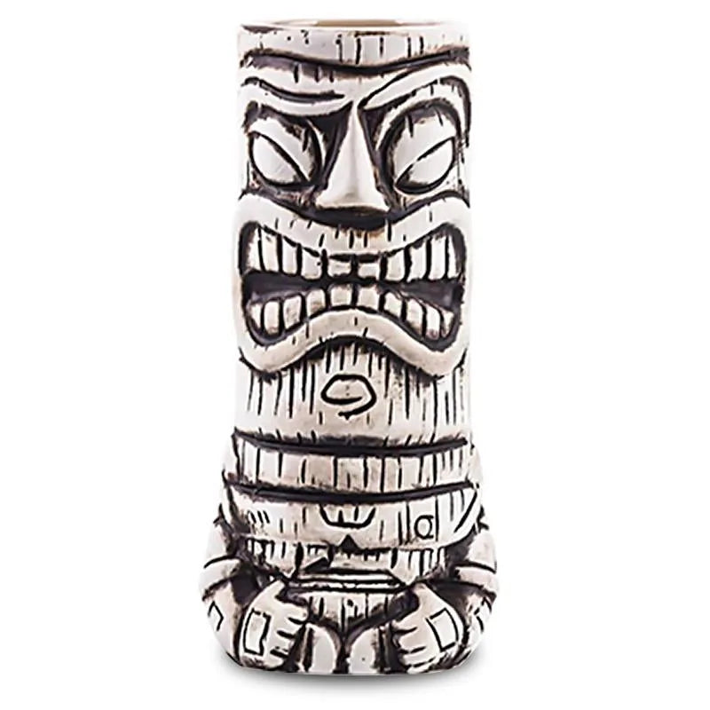 Verre à cocktail Tiki Maori en relief sculpté, vue de face sur fond blanc